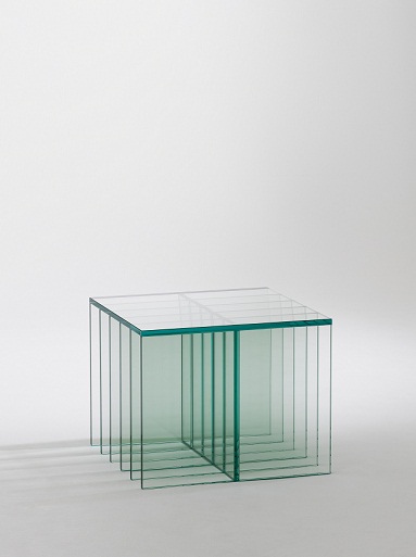 Nova coleção de móveis em vidro de Jaqueline Terpins