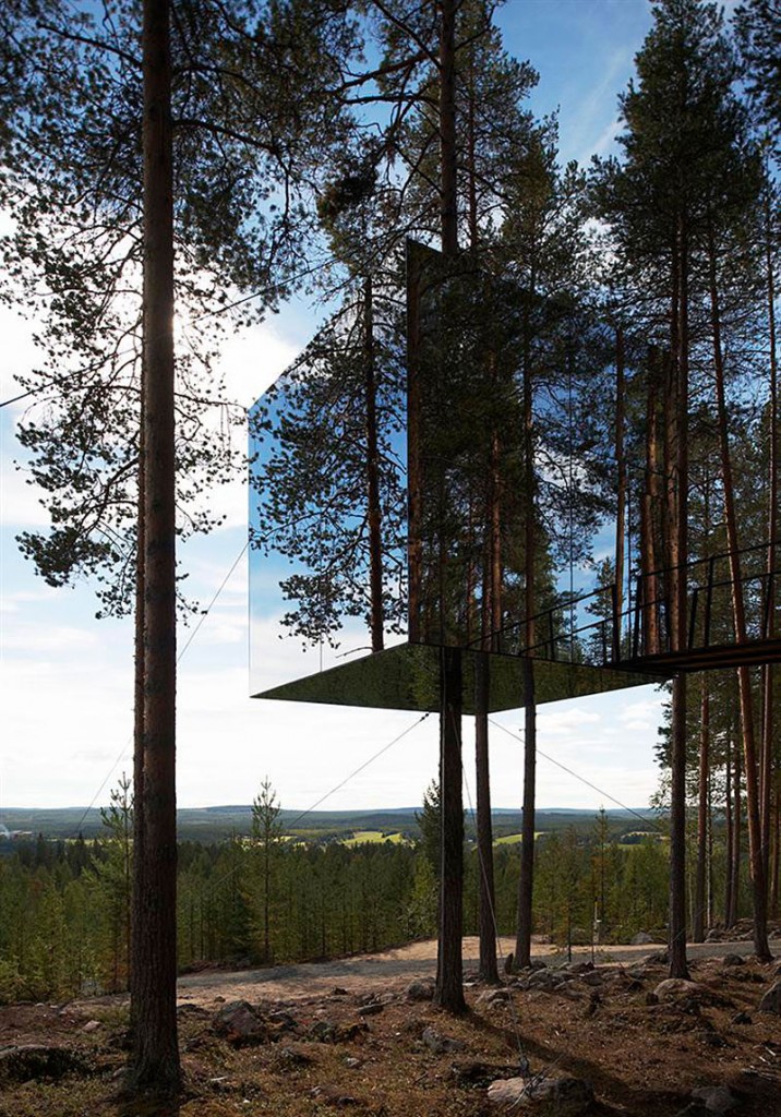 casa-da-arvore-com-espelho-mirrorcube-no-tree-hotel-na-suecia-por-tham-e-videgard