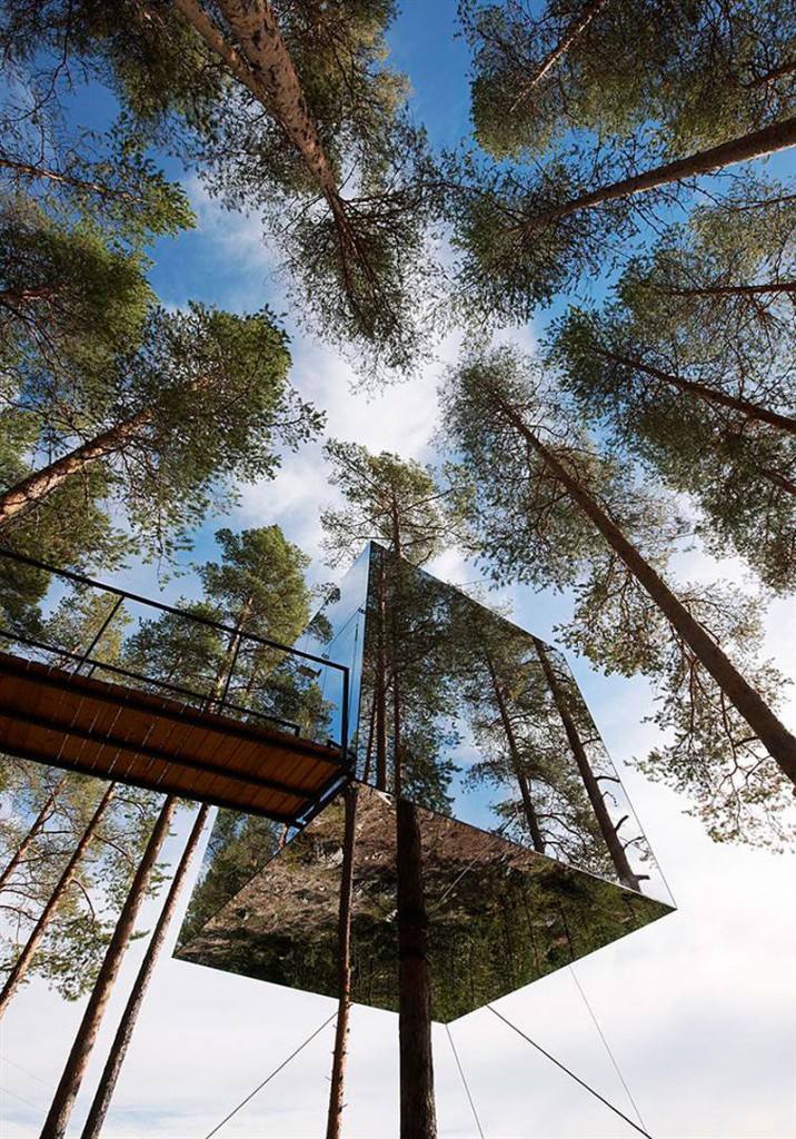 casa-na-arvore-espelhada-mirrorcube-no-tree-hotel-na-suecia-por-tham-e-videgard