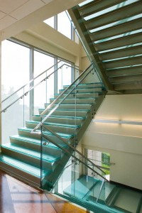 escada-com-piso-de-vidro-laminado-temperado-de-15-15mm-linha-treads-da-nathan-allan-university-of-utah