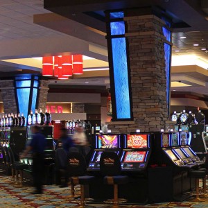 painel-de-vidro-azul-linha-willow-da-nathan-allan-wildhorse-casino-em-oregon