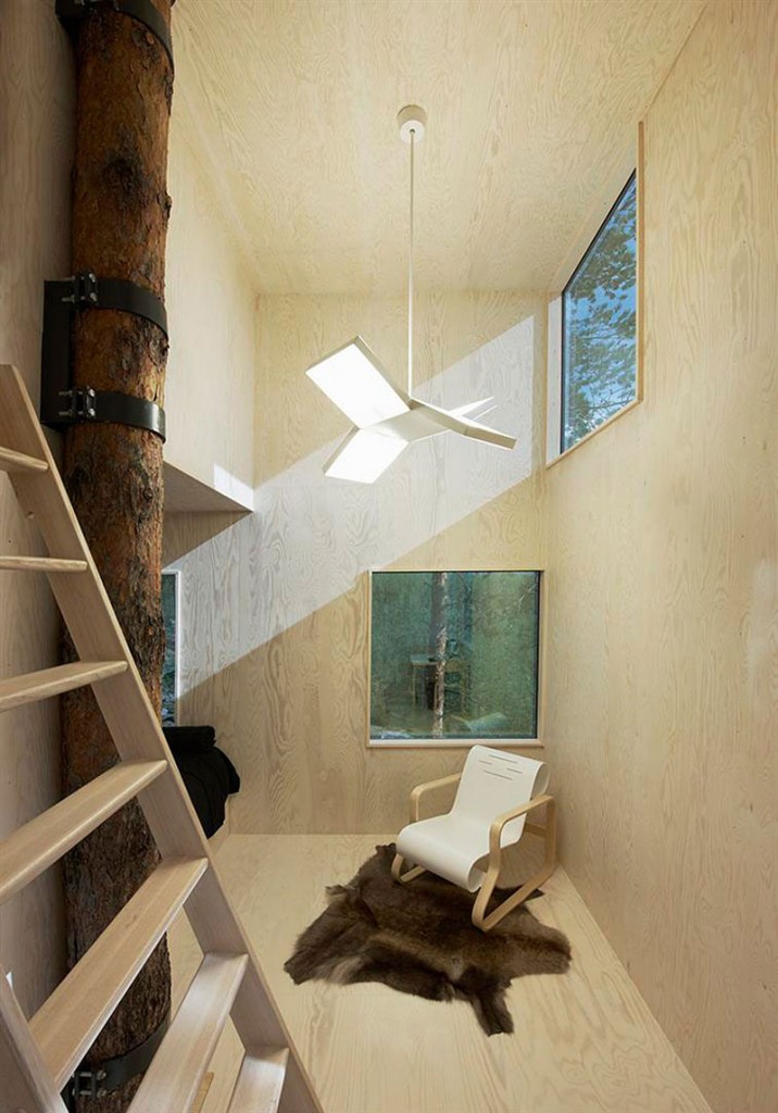 quarto-decorado-com-madeira-casa-da-arvore-espelhada-mirrorcube-no-tree-hotel-na-suecia-por-tham-e-videgard