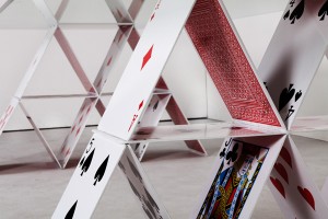Mesa de vidro com base "castelo de cartas" por Maurício Arruda