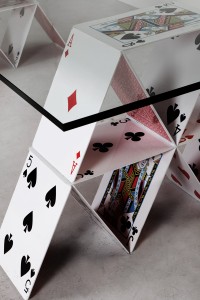 Mesa de vidro com base "castelo de cartas" por Maurício Arruda