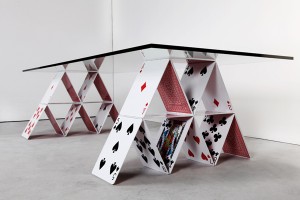 Mesa de vidro com base "castelo de cartas" por Maurício Arruda
