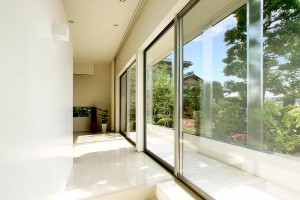 Cortina de vidro japonesa por StudioGreenBlue