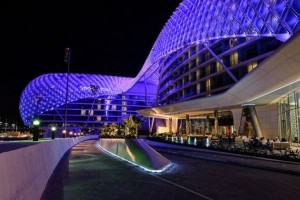 Yas Hotel - Intimidante design em LEDs