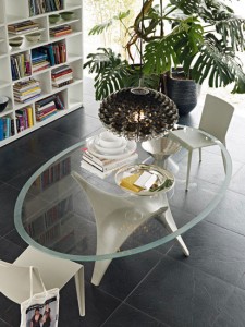 Mesa Arc em vidro temperado por Foster + Partners
