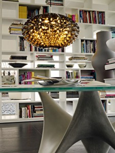 Mesa Arc em vidro temperado por Foster + Partners