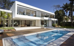 Pastilhas de vidro invadem projetos de piscinas