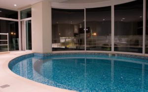 Pastilhas de vidro invadem projetos de piscinas