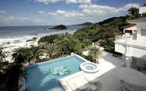 Pastilhas de vidro invadem projetos de piscinas