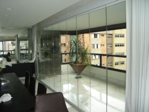 Sistema Cortina de Vidro para envidraçamento de vãos