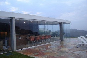 Cortina de vidro para envidraçamento de vãos