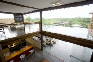 Grandes painéis de vidro na sala