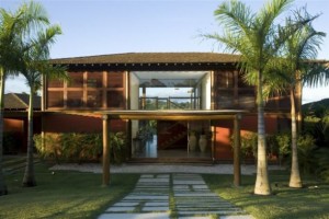 Fachada composta por grandes esquadrias de madeira e vidro