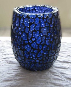 Vaso de mosaico em vidro temperado azul cobalto por Cacá Freire