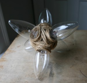 Peças escultóricas a partir de lâmpadas reutilizadas