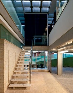 Casa em Nova Lima, MG, por Alexandre Brasil e Paula Zasnicoff