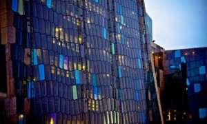 Fachada de vidro do Harpa-Heykjavic Concert Hall