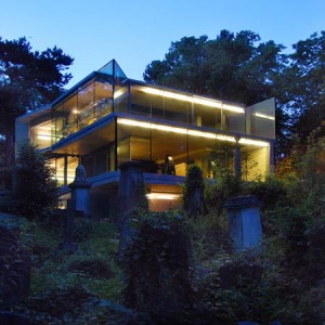 Casa de vidro em Londres com vista para cemitério, por Smerin Eldridge