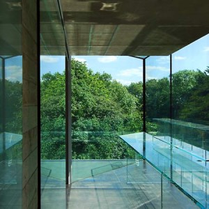 Casa de vidro em Londres com vista para cemitério, por Smerin Eldridge