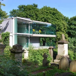 Casa de vidro em Londres com vista para cemitério, por Smerin Eldridge