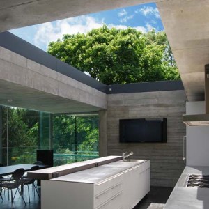 Casa de vidro em Londres com vista para cemitério, por Smerin Eldridge