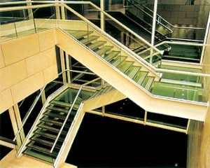 Escada de vidro - Centro Brasileiro Britânico