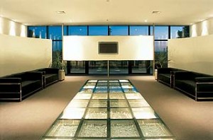 Piso de vidro no hall da sede da Engevix Engenharia