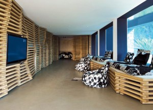 Visores de piscina em vidro laminado, por Rudy Ricciotti