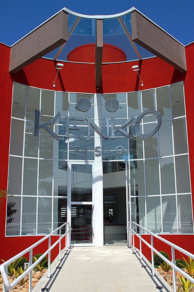 Fachada comercial em vidro - Kenko Fisio