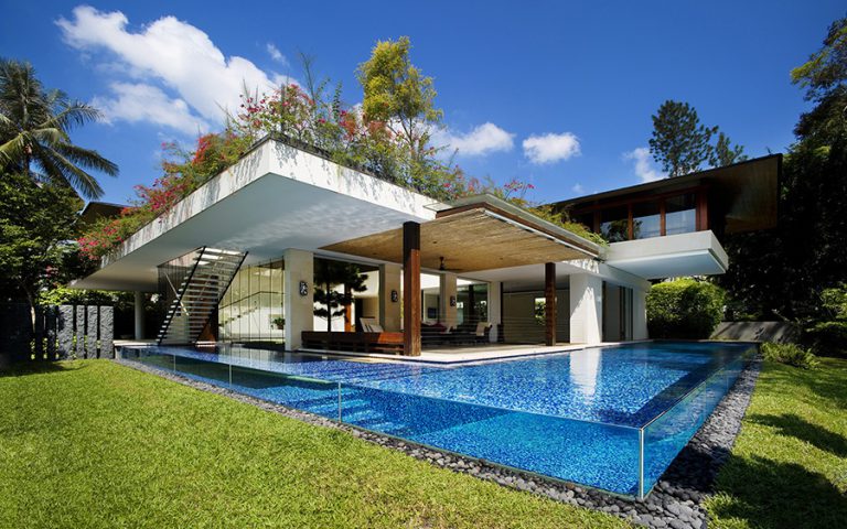Piscina de vidro límpida e segura