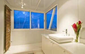 Banheiro Casa ISEAMI por Robles Arquitetos - Costa Rica