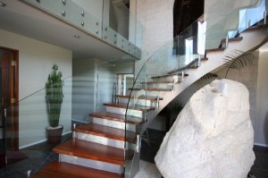 Escada com Guarda-Corpo em Vidro Curvo