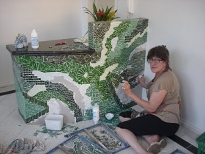 Mosaico com Pastilhas de Vidro Irregulares - Yara Caino