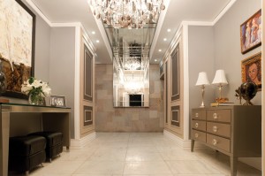 Moveis em Vidro Colorido e Madeira Laqueada, por Bulhoes da Costa