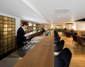 Bar do Restaurante Pollen Street Social, em Londres por Neri & Hu