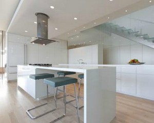Cozinha Integrada de Cobertura Duplex com Vistas para o Lago Michigan. Design de Interiores por Krueck & Sexton