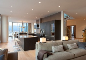 Cozinha Americana Integrada ao Living em Cobertura Triplex, em Vancouver