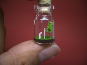 Escultura Miniatura em Frasco de Vidro