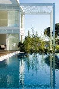 Piscina em Pastilhas de Vidro Colormix e Deck de Madeira