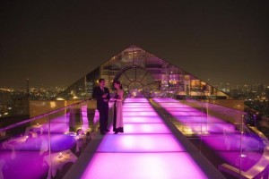 Piso de Vidro do Restaurante Breeze em Bangkok