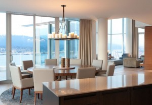 Sala de Jantar de Cobertura Triplex, em Vancouver, pelo Design de Interiores Robert Bailey