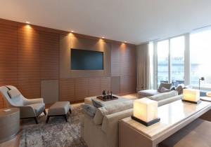 Sala de TV em Cobertura Triplex, em Vancouver, pelo Design de Interiores Robert Bailey