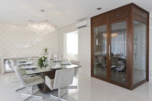 Sala de Jantar com Adega em Apartamento de 310 m com Projeto de Interiores por Mayra Lopes