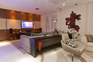 Sala de TV em Apartamento de 310 m com Projeto de Interiores por Mayra Lopes