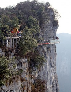 Ponte de Vidro em Torno da Montanha Tianmen, na China