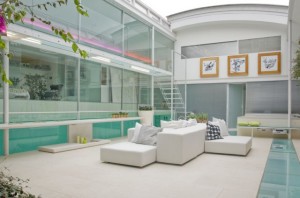 Sala de Estar em Casa de Vidro por Paxton Locher