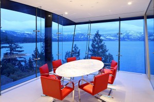 Sala de Jantar - Casa no Lago Tahoe por Mark Dziewulski, em Nevada, EUA